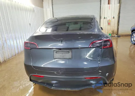 2024 Tesla Model Y z USA, uszkodzony, nr VIN 7SAYGDEE4RF130049